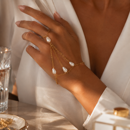 Élise Pearl Hand Chain